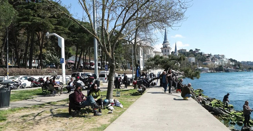 İstanbul'da hava sıcaklıklarının 19 dereceye y&uuml;kselmesiyle birlikte vatandaşlar park ve sahillere akın etti. Hafta sonu tatilini g&uuml;neşli havayla birleştirmek isteyenlerin adresi &ouml;zellikle &Uuml;sk&uuml;dar Kandilli Sahili oldu. Kimi piknik yaptı, kimi amat&ouml;r balık&ccedil;ılıkla uğraştı, kimi ise sadece Boğaz havası aldı. 