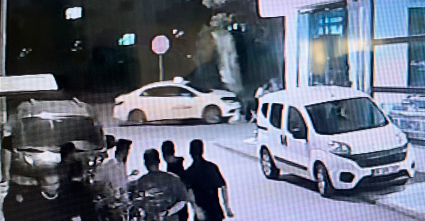 Eskişehir'de el frenini çekmediği için kaymaya başlayan taksisini durdurmaya çalışırken aracının altında kalan sürücünün yaraladığı olaya dair güvenlik kamerası görüntüleri ortaya çıktı. 