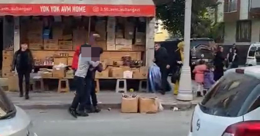 İstanbul Sultangazi'de bir hediyelik eşya mağazası sahibi, tartıştığı müşteriyi eşi ve çocuğunun önünde fırça sapıyla dövdü.