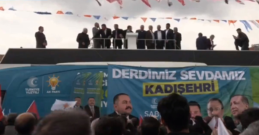 AK Parti'nin Yozgat'taki mitinginde AK Parti'nin Belediye Başkan adayı olan Şabettin Aksoy mikrofonunun açık olduğunu unutunca “Seçimi kazanırsa AK Parti’ye geçeceğiz diyormuş g…ar” dediği anlar yayına yansıdı.
