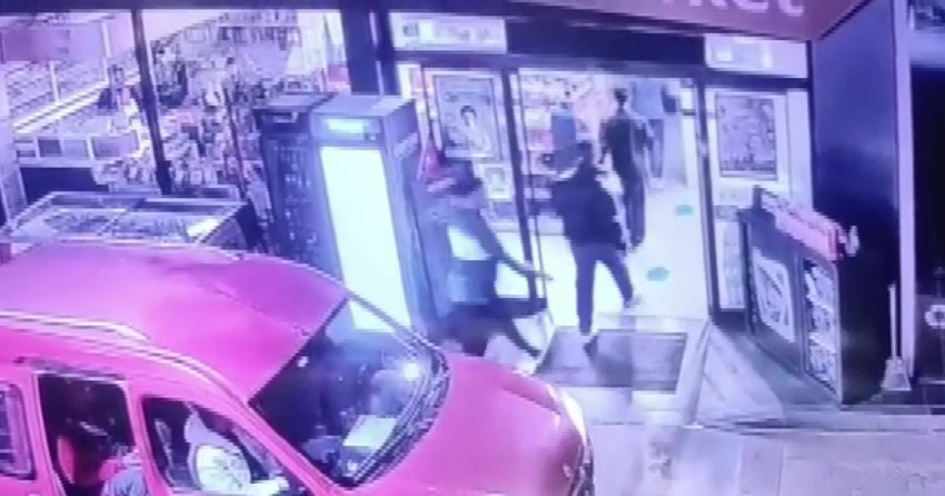 Amasya'da 2 kişiyi akaryakıt istasyonu tuvaletine kadar takip ederek bıçakla tehdit edip 150 TL gasp eden 2 şahıs polis ekiplerince yakalanırken şüphelilerden biri kendisini görüntüleyen gazetecilere hakaret yağdırıp saldırmaya çalıştı.