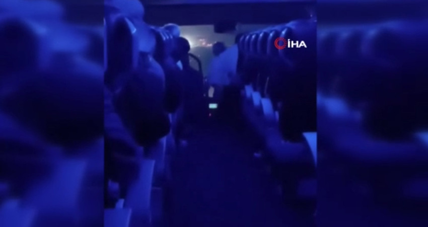 İstanbul'dan Gaziantep'e seyir halinde olan yolcu otobüsünde şoförlerin koltuk değişimi yaptığı anlar cep telefonu kamerasına yansıdı.