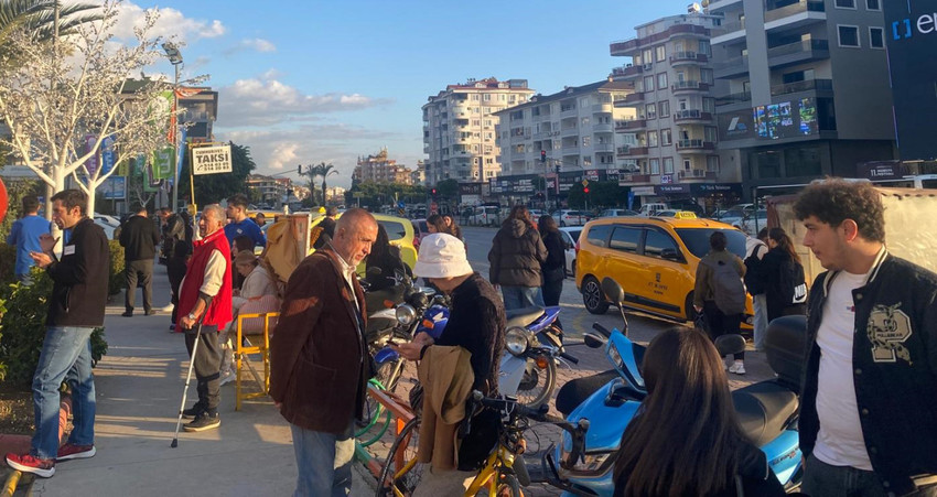 AFAD, Antalya açıklarında 4.5 büyüklüğünde deprem meydana geldiğini duyurdu. Özellikle Alanya'da hissedilen deprem sırasında yaşanan panik güvenlik kameralarına yansıdı.