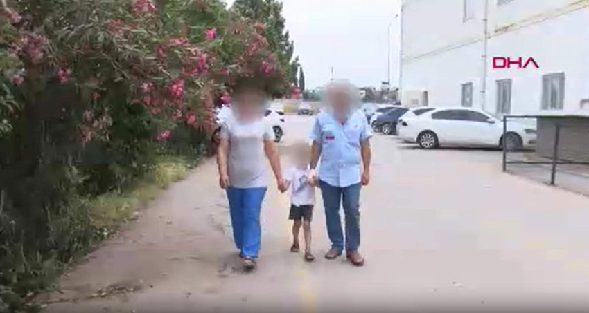Adana'da sokakta oynayan 4 yaşındaki erkek çocuğa, Suriye uyruklu komşularının oğlu H.F.'nin (11) cinsel tacizde bulunduğu iddiası, mahalleyi ayağa kaldırdı. Mahallelinin linç girişiminde bulunduğu Suriyeli ailenin eşyaları evden atıldı. Polis ise aileyi mahalleden uzaklaştırdı.