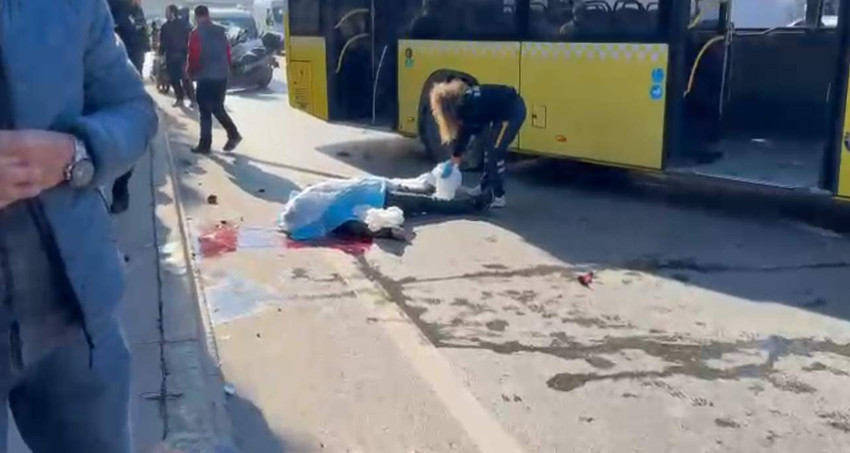 İstanbul Başakşehir'de korkun&ccedil; bir kaza meydana geldi. Başakşehir istikametinde seyir halindeki bir İETT otob&uuml;s&uuml; virajı alamayıp yol kenarındaki aydınlatma direğine &ccedil;arpınca otob&uuml;s&uuml;n a&ccedil;ılan kapısından bir yolcu yola d&uuml;şt&uuml;...