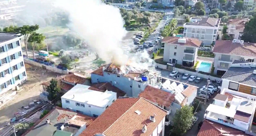 İzmir'in Çeşme ilçesinde bir motelin çatısında yangın çıktı. Alevler itfaiye ekiplerince kontrol altına alındı. 