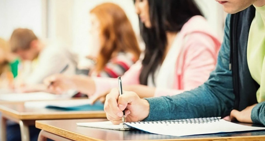 Vakıf üniversitelerinin kayıt yenileme ücretlerinde yaptığı artışa ilişkin açılan davada emsal karar çıktı. İstanbul Bölge Adliye Mahkemesi 18'inci Hukuk Dairesi; talep edilen yüzde 100'ü aşan zamlı kayıt yenileme ücreti yerine yüzde 67,20 enflasyon oranında zam yapılmasına ilişkin yerel mahkemenin kararını yerinde bularak, istinaf başvurusunu reddetti.