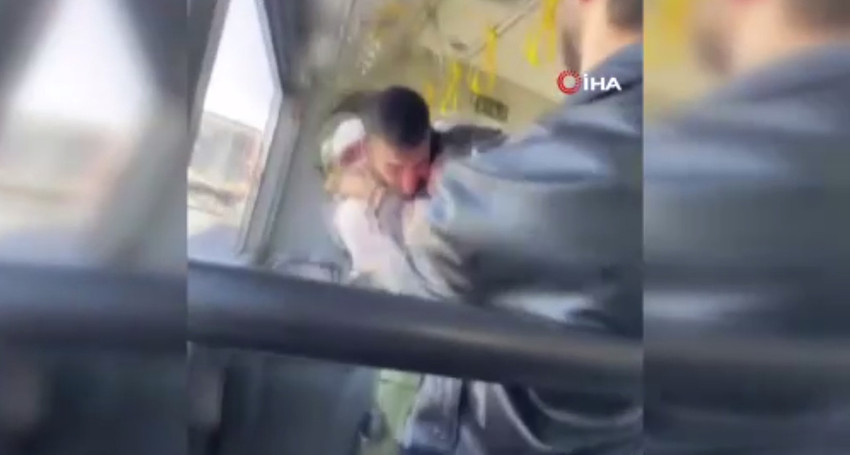 İstanbul'da şiddetin son durağı, Beylikdüzü’ndeki bir İETT otobüsüydü... Otobüste bir anda birbirine giren 2 yolcu, yumruk yumruğa kavga etti. 