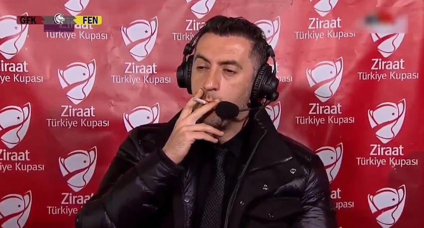 ASpor spikeri Onur Yıldız, Türkiye Kupası'nda oynanan Gaziantep - Fenerbahçe maçı anlatım pozisyonunda canlı yayında olduğunu fark etmeden sigara içerken canlı yayına yansıdı.