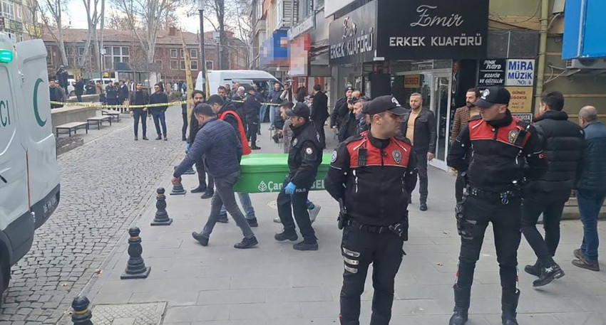 Ankara'da Birleşik Metal-İş Sendikası binasından silah sesleri yükseldi. Şube başkanı, tartıştığı şube sekreterini tabancayla öldürüp intihar girişiminde bulundu.