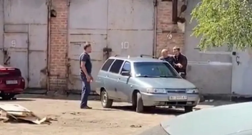 El bombasıyla polisi rehin aldı!