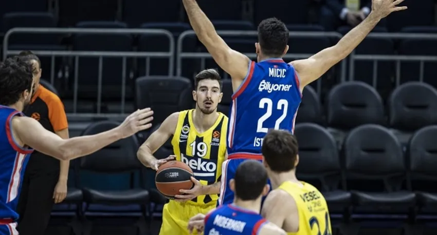 Anadolu Efes EuroLeague'de Fenerbahçe'yi farklı yendi