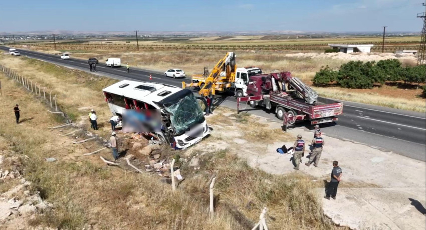 Şanlıurfa'nın Suruç ilçesinde yolcu otobüsünün devrildiği kazada 6 kişi yaralandı. 