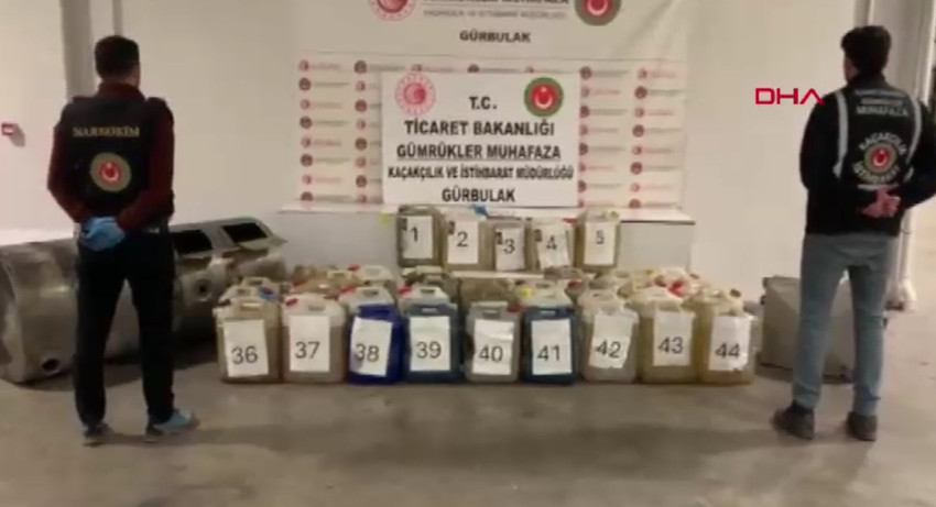 Ticaret Bakanlığı Gümrük Muhafaza ekipleri, Gürbulak Gümrük Kapısı'nda dün gerçekleştirdikleri operasyonla piyasa değeri 2 milyar 612 milyon lira olan 721 kilogram sıvı metamfetamin ele geçirdi.