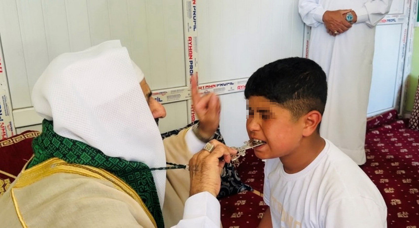 Şanlıurfa'nın Viranşehir il&ccedil;esinde, konuşma g&uuml;&ccedil;l&uuml;ğ&uuml; &ccedil;ekenlerin ağzına anahtar koyarak "tedavi" ettiğini iddia eden S.T., sosyal medyanın g&uuml;ndemine oturdu. Videoların yayılmasıyla T&uuml;rkiye ve Avrupa'dan binlerce kişi il&ccedil;eye akın ederek kapıda uzun kuyruklar oluşturdu. Bilimsel dayanağı olmayan bu y&ouml;ntemle şifa bulduğunu iddia eden ailelerin a&ccedil;ıklamaları ise hayretler i&ccedil;erisinde bıraktı. İşte o g&ouml;r&uuml;nt&uuml;lerin perde arkası...