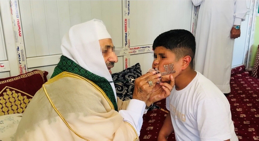 Şanlıurfa'nın Viranşehir il&ccedil;esinde, konuşma g&uuml;&ccedil;l&uuml;ğ&uuml; &ccedil;ekenlerin ağzına anahtar koyarak "tedavi" ettiğini iddia eden S.T., sosyal medyanın g&uuml;ndemine oturdu. Videoların yayılmasıyla T&uuml;rkiye ve Avrupa'dan binlerce kişi il&ccedil;eye akın ederek kapıda uzun kuyruklar oluşturdu. Bilimsel dayanağı olmayan bu y&ouml;ntemle şifa bulduğunu iddia eden ailelerin a&ccedil;ıklamaları ise hayretler i&ccedil;erisinde bıraktı. İşte o g&ouml;r&uuml;nt&uuml;lerin perde arkası...