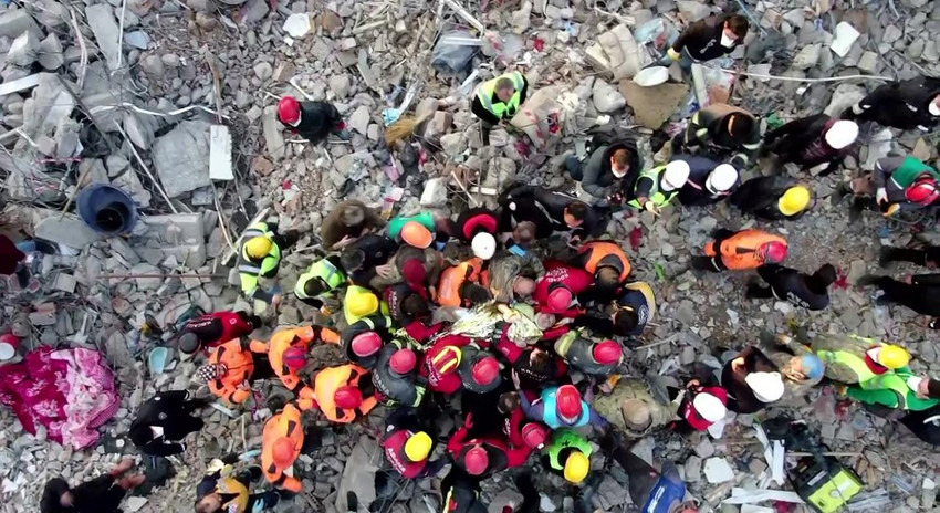 182'inci saat mucizesi: 13 yaşındaki çocuk kurtarıldı - Resim: 3