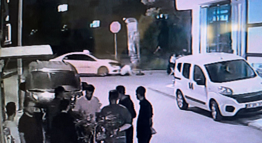 Eskişehir'de el frenini çekmediği için kaymaya başlayan taksisini durdurmaya çalışırken aracının altında kalan sürücünün yaraladığı olaya dair güvenlik kamerası görüntüleri ortaya çıktı. 