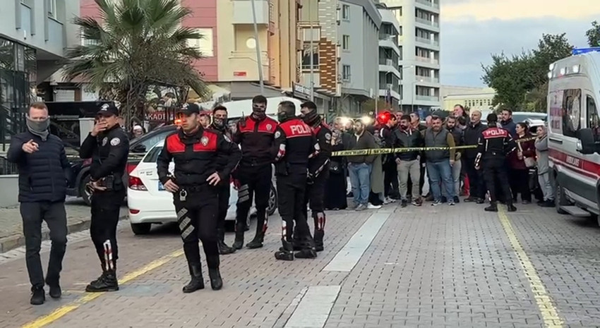 İstanbul Büyükçekmece'de ailesinin yanına gelen ve çok sayıda suç kaydı olduğu öğrenilen bir kişi 4 kişiyi öldürdükten sonra aracında hayatına son verdi.