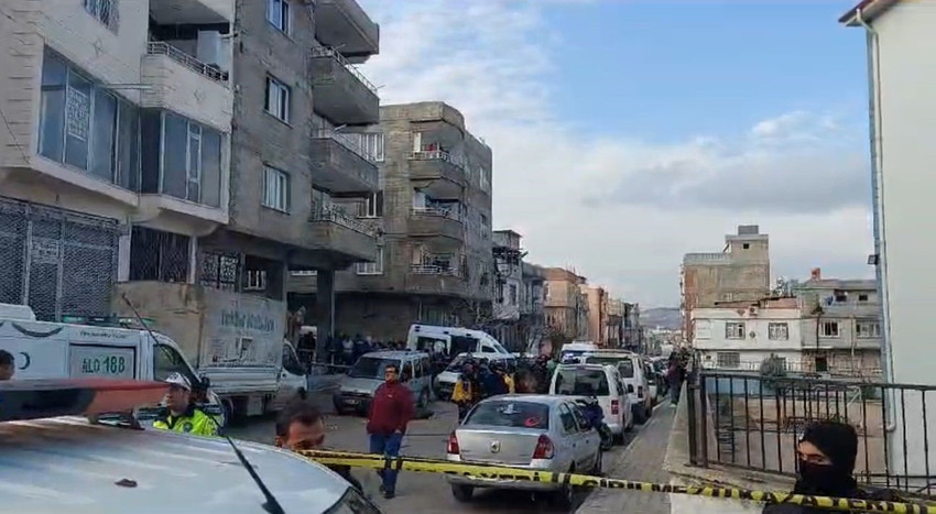 Gaziantep'te boşanma aşamasındaki bir kişi eşinin ailesinin evine gidip kurşun yağdırdı. Kanlı saldırıda 4 kişi hayatını kaybederken 3 kişi de yaralandı. 