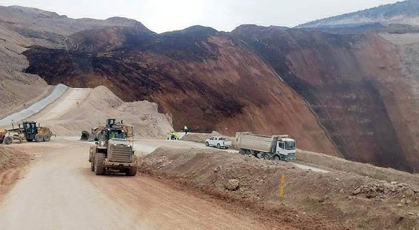 Erzincan'ın İliç ilçesinde altın madeninin bulunduğu geniş bir alanda toprak kayması meydana geldi. Bölgeye arama kurtarma ekibi sevk edildi. Erzincan Valisi Hamza Aydoğdu, ''Toprak altında kalan çalışanlar var, kişi sayısı belli değil.'' dedi.