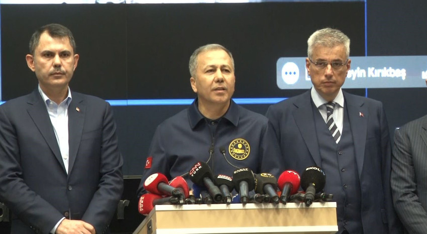 Marmara Denizi'nde meydana gelen ve İstanbul'da tüm şiddetiyle hissedilen 6,2'lik depremle ilgili olarak bir basın toplantısı düzenleyen İçişleri Bakanı Ali Yerlikaya ile Çevre, Şehircilik ve İklim Değişikliği Bakanı Murat Kurum ve Sağlık Bakanı Kemal Memişoğlu'nun mega kent ile ilgili yaptığı uyarılar dikkat çekti.
