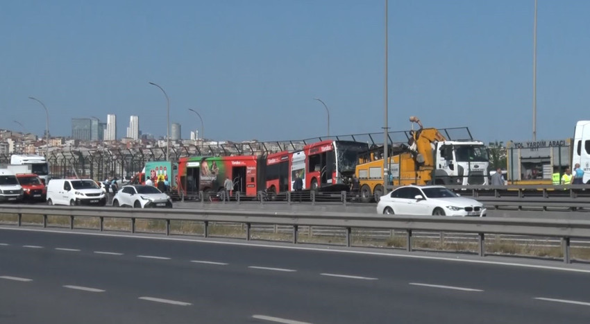 İstanbul'da Haliç Köprüsü üzerinde arızalı metrobüsü çeken yol yuardım aracı, metrobüs yolunda seyir halindeyken bariyerlere sürttü. Kaza nedeniyle trafik durma noktasına geldi.