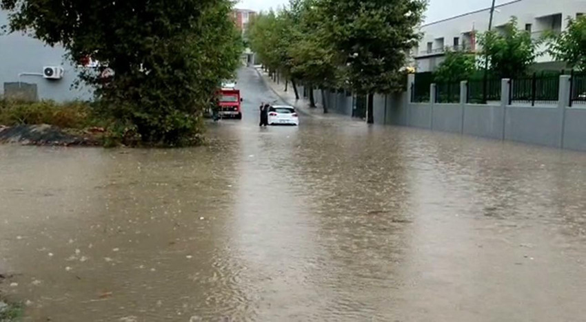İstanbul'da gök delindi! Sağanak yağış hayatı felç etti - Resim: 1