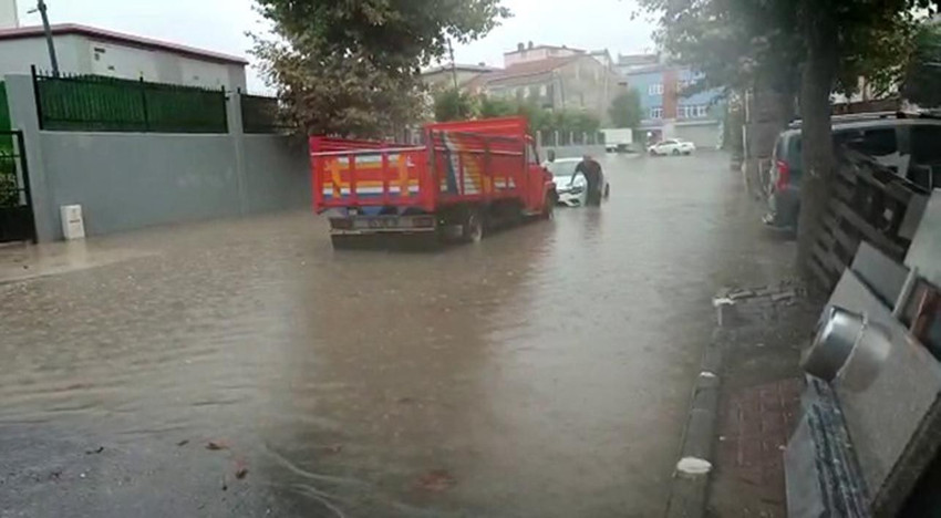 İstanbul'da gök delindi! Sağanak yağış hayatı felç etti - Resim: 2