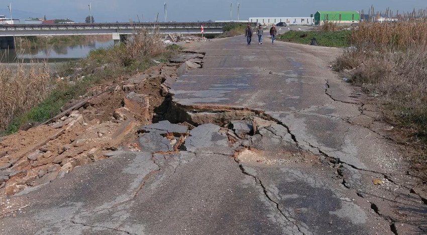 Hatay'daki deprem yolları paramparça etti - Resim: 1