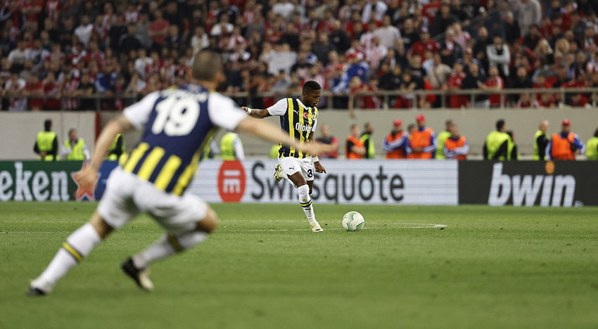 UEFA Avrupa Konferans Ligi çeyrek final ilk maçında Fenerbahçe, deplasmanda Yunan ekibi Olympiakos’a 3-2 mağlup oldu.