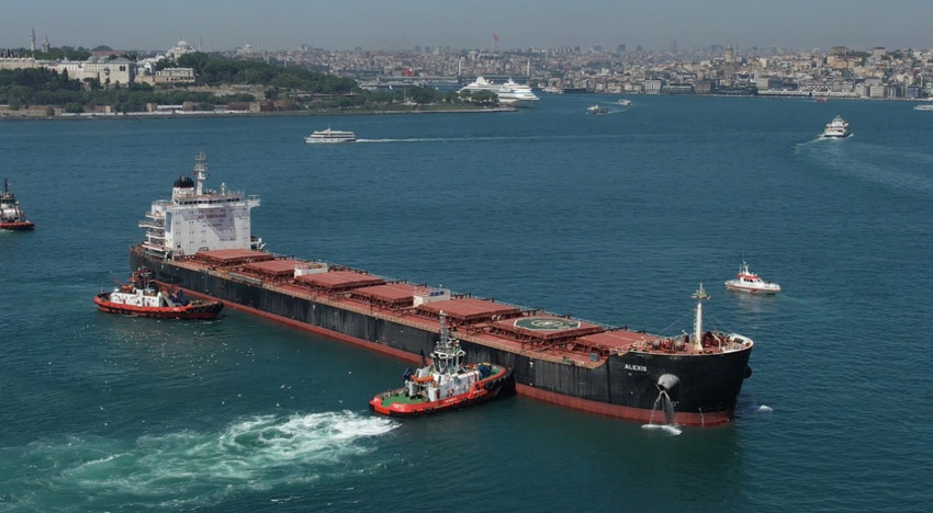 Haydarpaşa önünde makine arızası nedeniyle kara oturan ALEXIS isimli yük gemisi nedeniyle İstanbul Boğazı'nda gemi trafiği çift yönlü ve geçici olarak askıya alındı. Gemiyi kurtarma çalışmaları havadan görüntülendi.