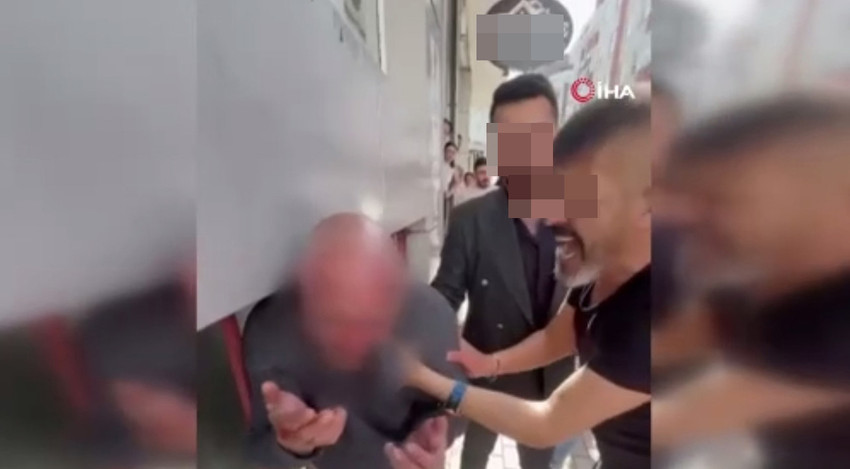 İstanbul'un suç semti haline dönüşen Esenyurt'ta yaşlı bir kadını taciz ettiği iddia edilen yaşlı bir şüpheli vatandaşlar tarafından yakalanıp polise teslim edilene kadar dövüldü.