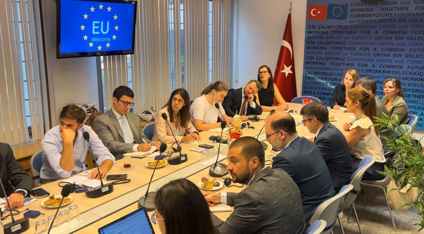 Ticaret Bakanı Ömer Bolat, daha önce Schengen vizesi almış kişilere, ikinci başvurularında 6 aydan 5 yıla kadar kademeli şekilde çok girişli vize verileceğini duyurdu.
