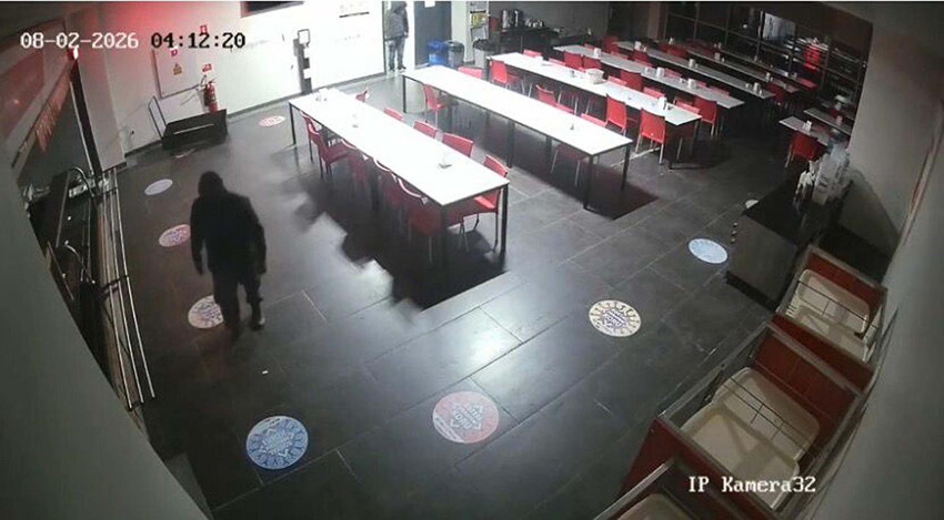 Manisa'nın Saruhanlı il&ccedil;esinde bir &uuml;z&uuml;m işletmesine girerek &ccedil;elik kasaları demir kesme makinesiyle boşaltan maskeli &ccedil;ete, polisin eş zamanlı operasyonuyla &ccedil;&ouml;kertildi. Olayla ilgili g&ouml;zaltına alınan 8 ş&uuml;pheliden 7'si tutuklanırken, ş&uuml;phelilerin 4 farklı ilde toplam 5 kasa hırsızlığı yaptığı ortaya &ccedil;ıktı.