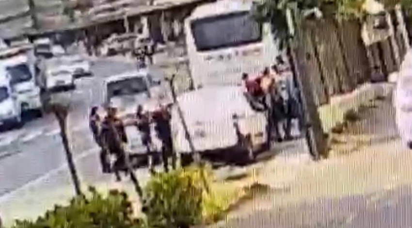 Küçükçekmece’de şüphe üzerine durdurulan 4 kişi polise zorluk çıkartarak direnmeye başlayınca ortalık karıştı. Polise yumruk atıp yaralayan saldırganlardan 2'sinin asker kaçağı olduğu tespit edildi.