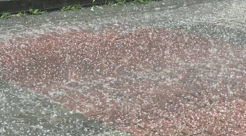 İstanbul'un Kağıthane il&ccedil;esinde aniden bastıran sağanak yağış ve dolu vatandaşlara zor anlar yaşattı.