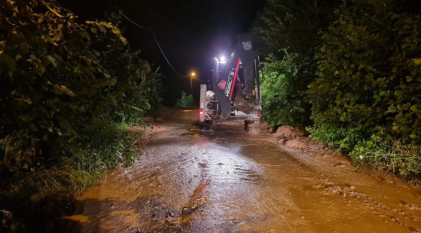 Trabzon'un Arsin ilçesinde görülen kuvvetli yağış hayatı olumsuz etkiledi. İlçede toprak kayması yaşanırken, bazı evleri su bastı, araçlar yolda mahsur kaldı.