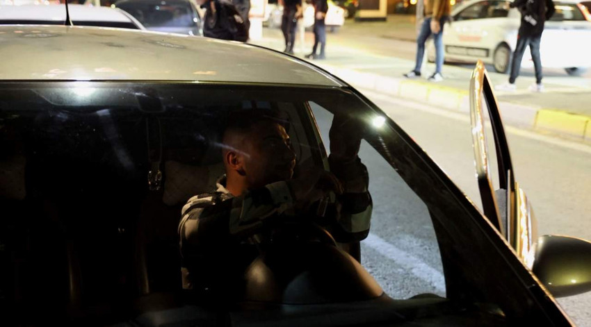 Trafikte uygunsuz araç kontrolü yapan polis ve bekçiler araç ön camlarında bulunan filmleri bir bir söktü 