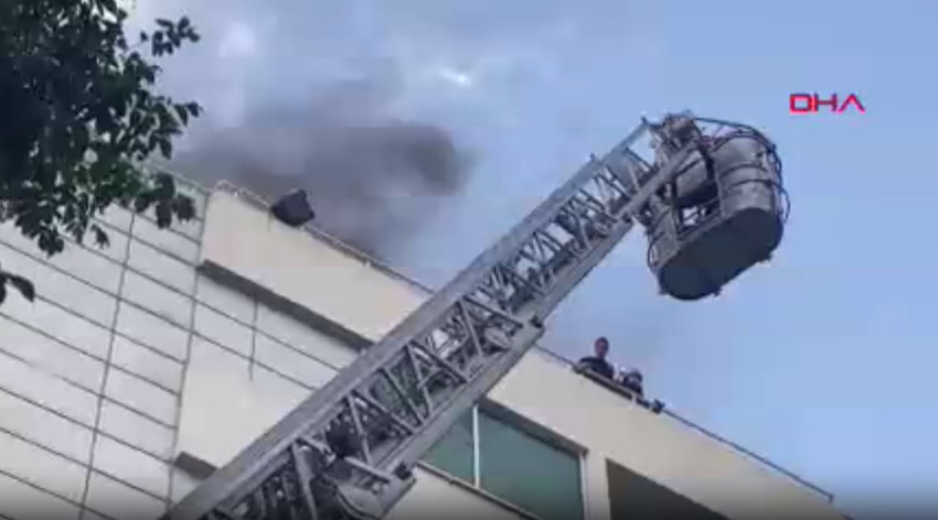 Antalya'da Kızılay'ın Batı Akdeniz Kan Merkezi binasının çatısında klimadan kaynaklı çıkan yangını, itfaiye ekipleri kısa sürede söndürdü.