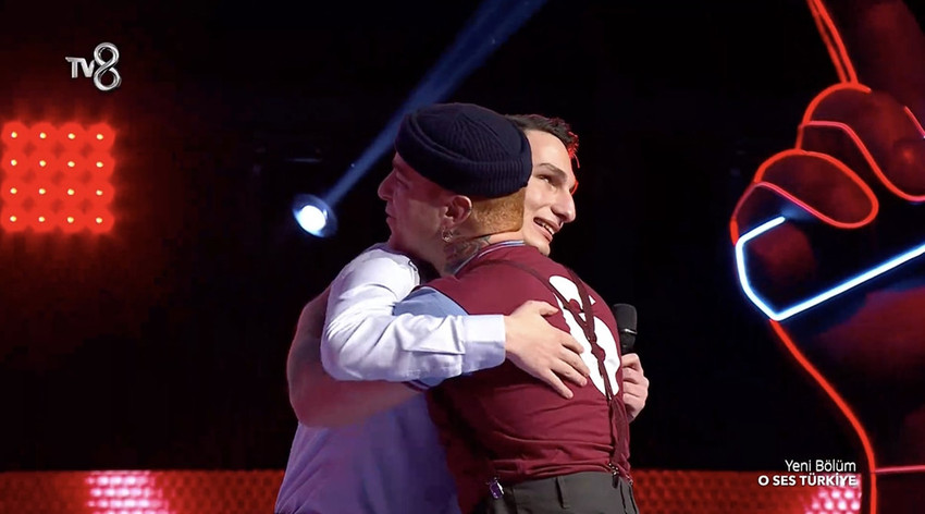 Tv8 ekranlarının sevilen yarışma programı O Ses Türkiye final yaptı. Finale ünlü jürinin takımlarının şarkıları damgasını vururken şampiyon da belli oldu...