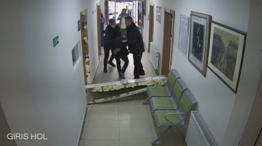 Polise merkezinde şok görüntüler! Odanın kapısını yıktı - Resim : 1