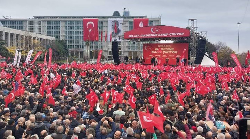 Binlerce İstanbullu Saraçhane'ye akın etti: İmamoğlu'ndan tarihi konuşma! - Resim : 3