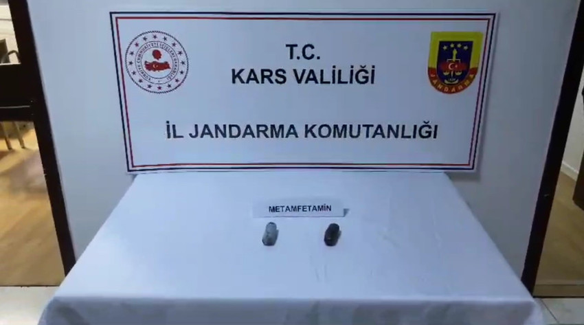 Kars'ta jandarmanın durdurduğu ticari takside bulunan kişinin makatından 2 parça rulo halinde uyuşturucu çıktı. 