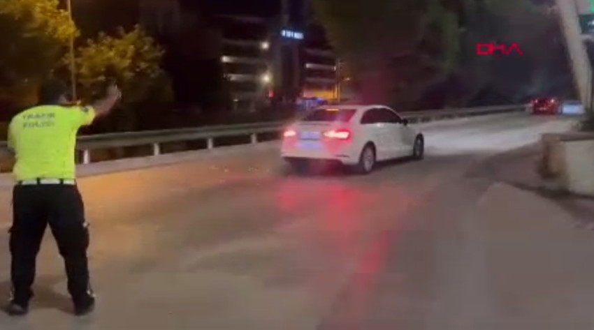 Bursa'da polisin "dur" ihtarına uymayıp, otomobilini polislerin üzerine süren, aracının lastiği uyarı ateşi ile patlatılmasına rağmen 8 kilometre kaçan zanlı sıkı takip sonrası teslim oldu. 