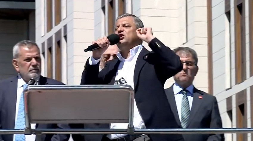 CHP lideri &Ouml;zg&uuml;r &Ouml;zel, Rize mitinginde siyaset g&uuml;ndemini sarsan "Adalet Bakanı Akın G&uuml;rlek Cumhurbaşkanı Erdoğan'a ait ses kayıtlarını tutuyor" iddiasını tekrarladı. Adalet Bakanı G&uuml;rlek'in ses kayıtlarını bir banka kasasında sakladığını &ouml;ne s&uuml;ren &Ouml;zel, Erdoğan'a "O kasayı a&ccedil;tırırsan memleketi kurtarırsın" &ccedil;ağrısı yaptı.