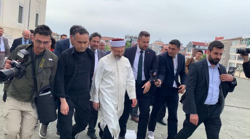 Türkiye Diyanet Vakfı Devri Alem Gençlik Fuarı'na yanındaki koruma ordusuyla gelen Diyanet İşleri Başkanı Ali Erbaş, gazetecilerin defalarca yönelttiği koruma sayısının arttığına yönelik gelen soruları duymazlıktan geldi.