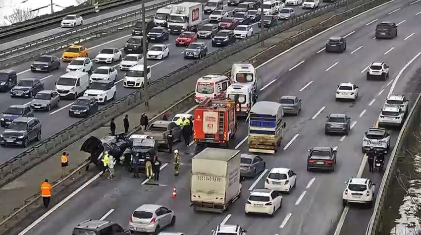 İstanbul'da TEM Otoyolu, 5. Levent mevkiinde zincirleme trafik kazası meydana geldi. Kazada 2 kişi yaralanırken, uzun ara&ccedil; kuyrukları oluştu. 