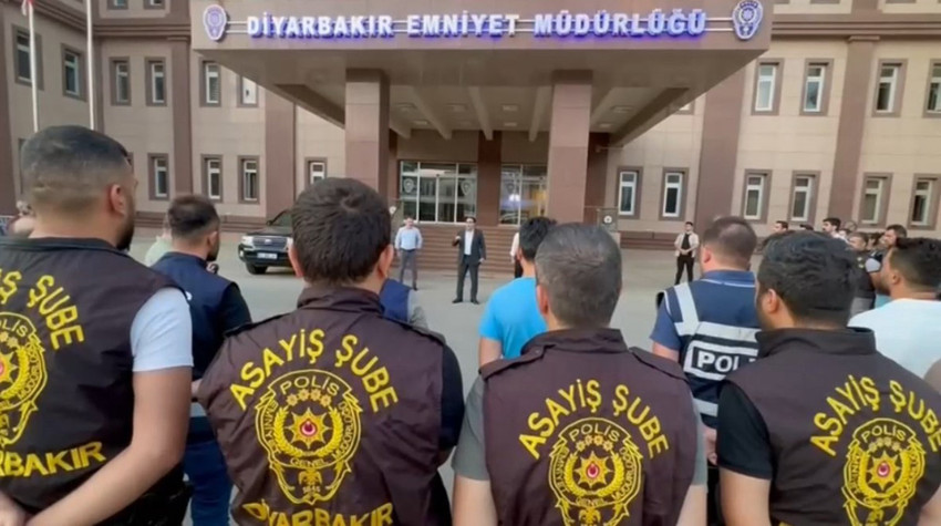 Diyarbakır merkezli 7 ilde organize suç örgütüne düzenlenen operasyonunda gözaltına alınan 27 şüpheliden 26'sı tutuklanırken, zanlıların vatandaşı e-Devlet internet sitesini taklit ederek "dijital hipnoz" ile tuzağa çektiği ortaya çıktı.