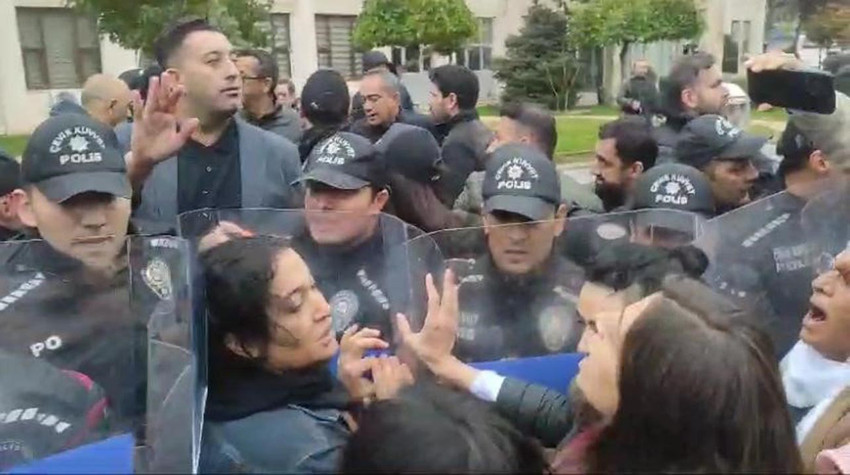 Batman Belediyesi'ne kayyum atanmasının ardından göstericiler ile polis ekipleri arasında arbede yaşandı. Gruptan bir kişinin polise yumruk attığı anlar kameraya yansıdı.